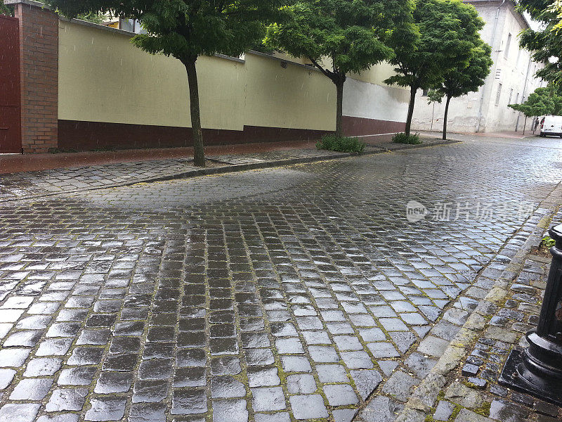 雨天潮湿的街道