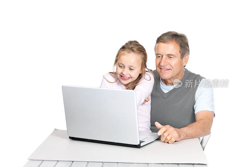一位老人教他的孙女使用笔记本电脑