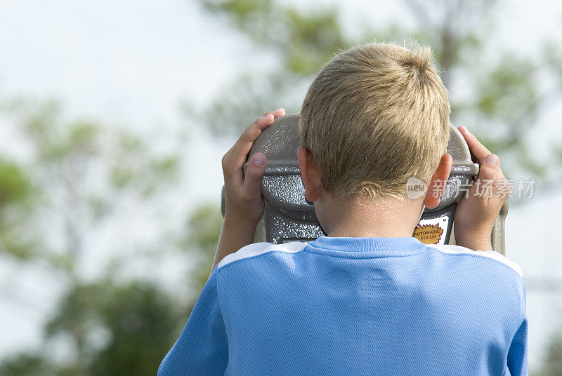 男孩使用双筒望远镜，特写，后视镜