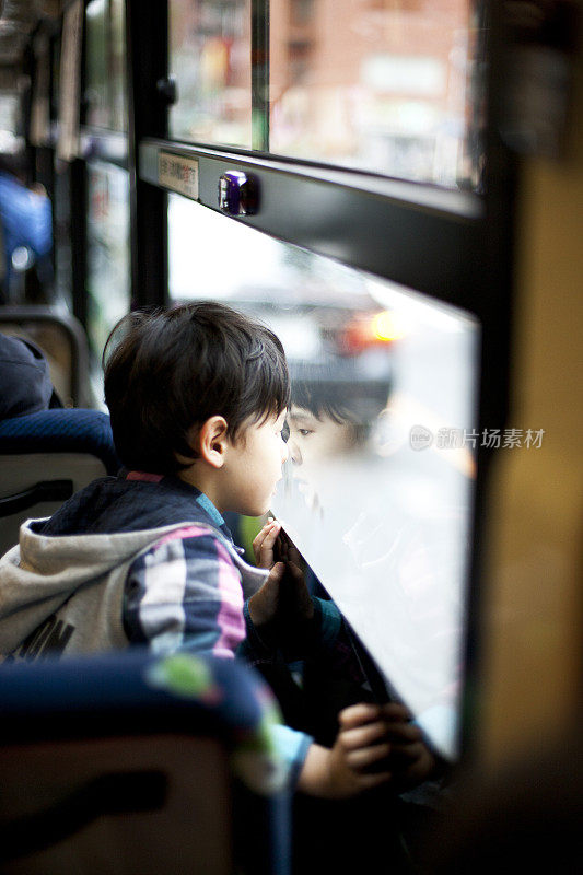 公车上的男孩