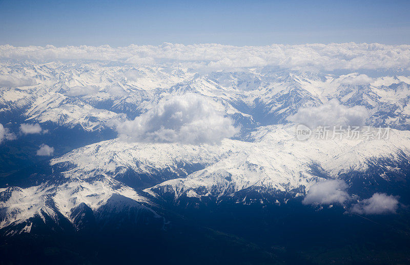 从空中看雪山