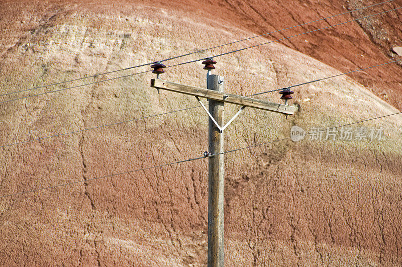 俄勒冈州东部的电线杆和彩绘山