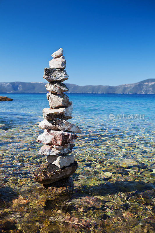 海滩上的石塔