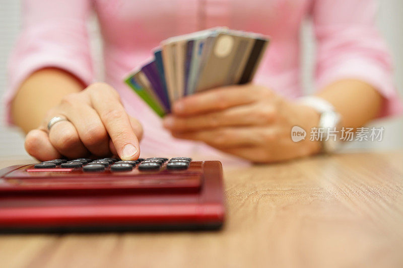 女人会计算用信用卡花了多少钱