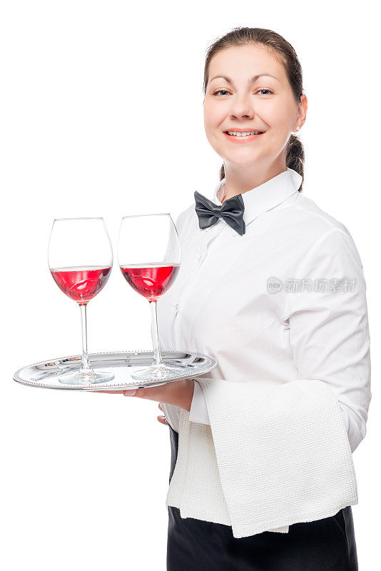 一个服务员的垂直肖像，托盘上放着酒精饮料，背景是白色