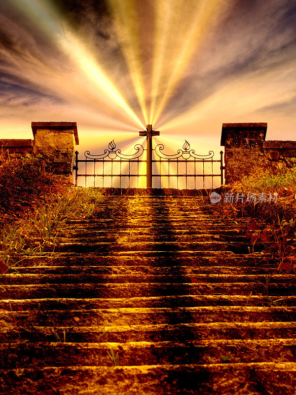 《天国的阶梯。十字架和门。