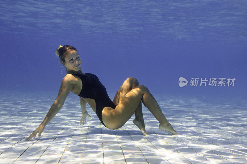 水下美女在海报风格的姿势