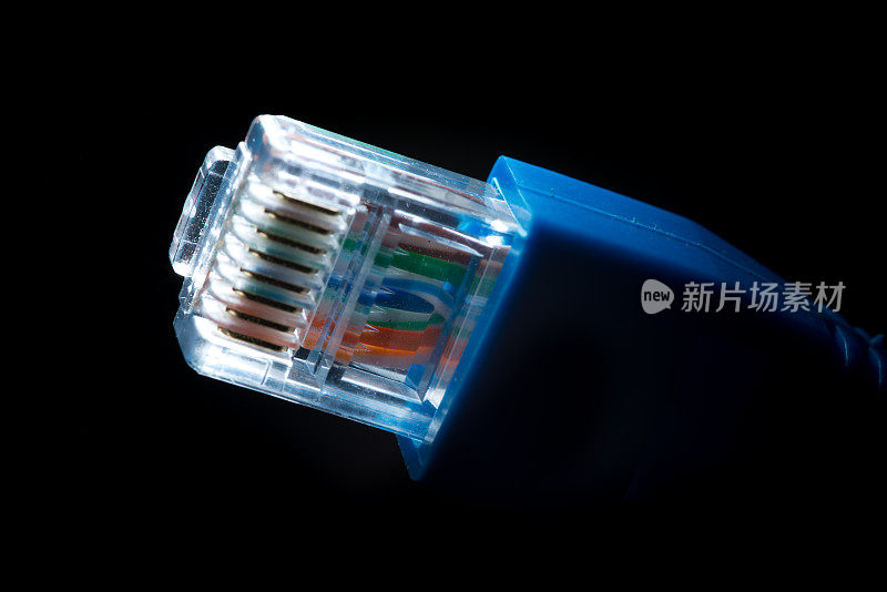 发光的蓝色RJ45计算机电缆插头