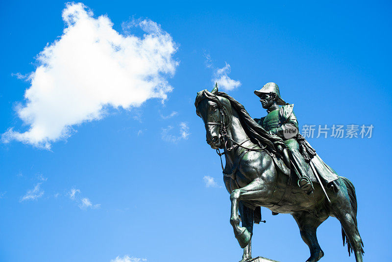 新堡杜福尔将军雕像