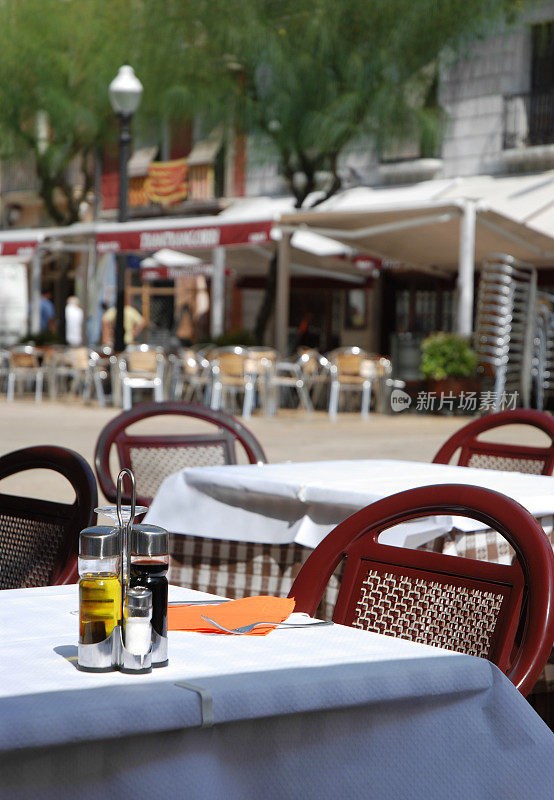在西班牙加泰罗尼亚的小广场上的漂亮的桌子。