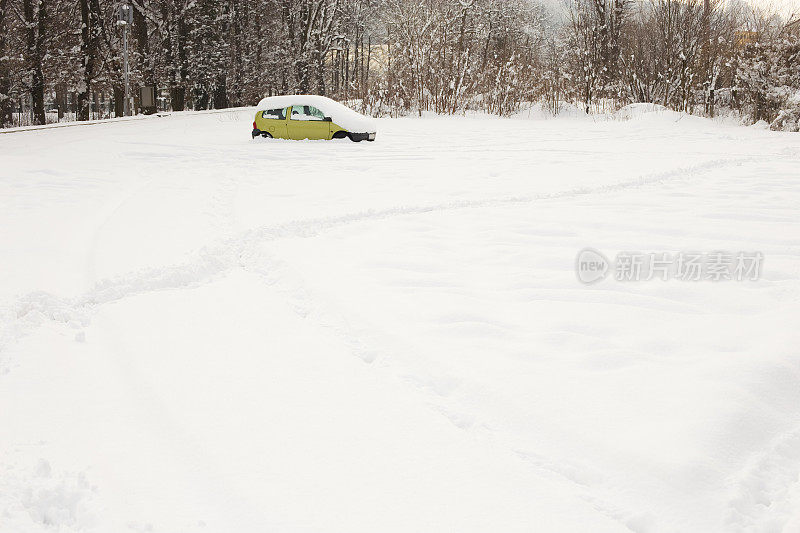 车下的雪