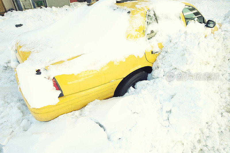 黄色出租车滞留在冬雪滩