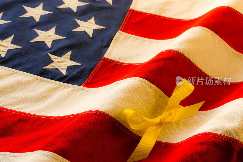 带黄丝带的老式美国国旗(P)