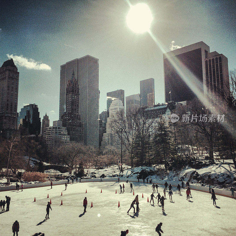 人们在纽约中央公园滑冰