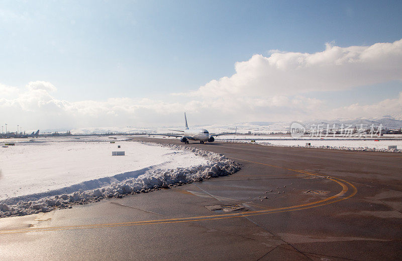 机场里的飞机在下雪。