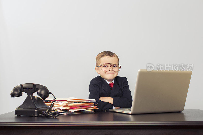 年轻男孩在笔记本电脑财务顾问