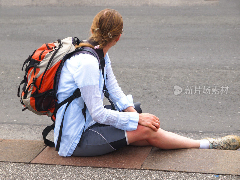 一名女子坐在奥地利维拉奇的街道边上