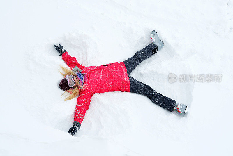 年轻女子在做雪天使