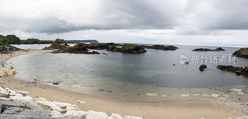 沙滩和小海湾在Ballintoy