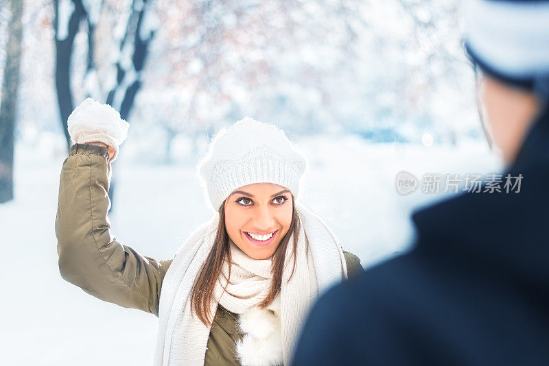 和朋友打雪仗