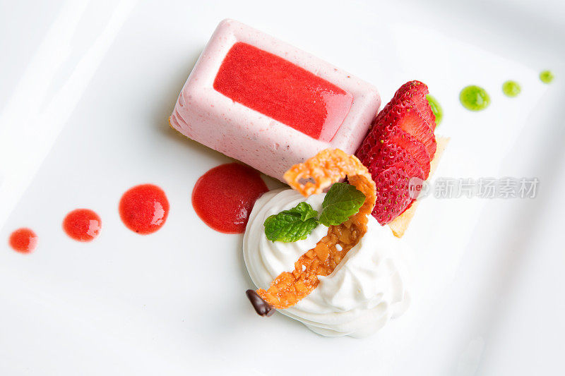 美味草莓冻糕甜点