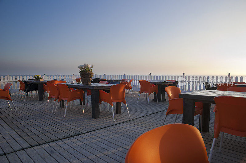 日落时分的海滩咖啡馆