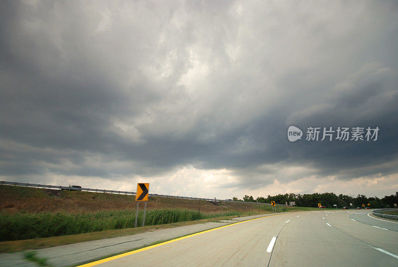 路上有暴风雨。