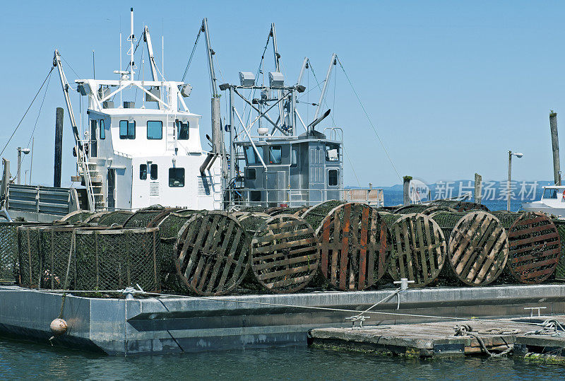 华盛顿州驳船上装载牡蛎幼虫的集装箱