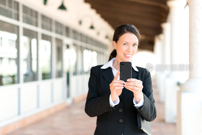 女商人用手机拍照
