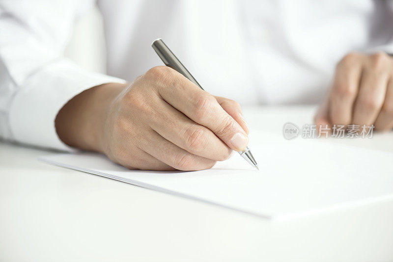 男子签署合同文件