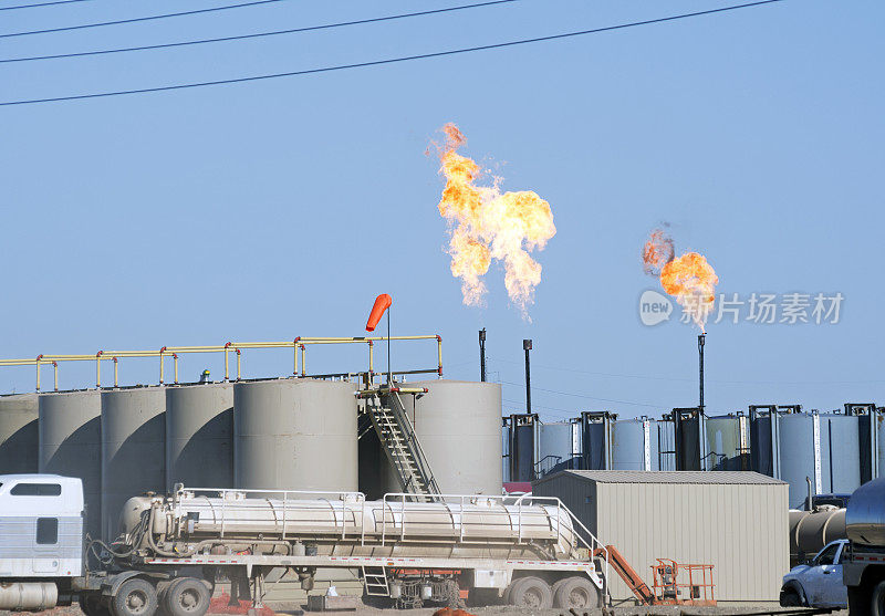 北达科他州西北部的石油储存罐和甲烷燃烧