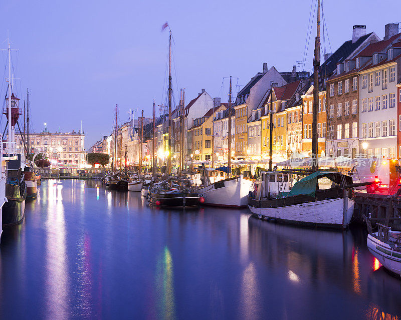 丹麦哥本哈根的尼哈芬运河城市天际线