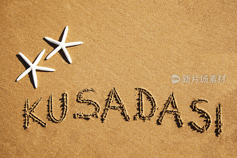 “kusadasi”刻在沙子上