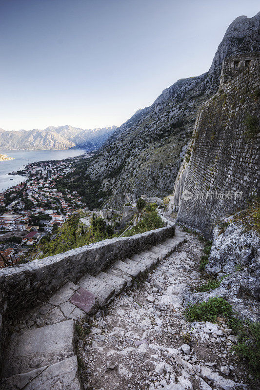 台阶蜿蜒到历史遗迹俯瞰科托尔黑山