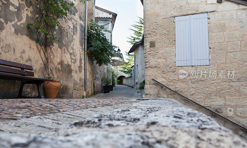 古老的中世纪鹅卵石街道，历史悠久的法国村庄奥贝特雷