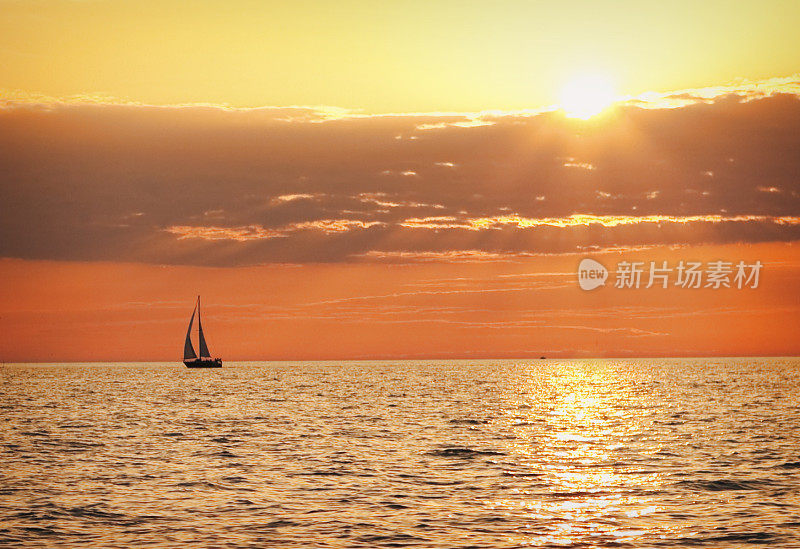 伊利湖日落上的帆船