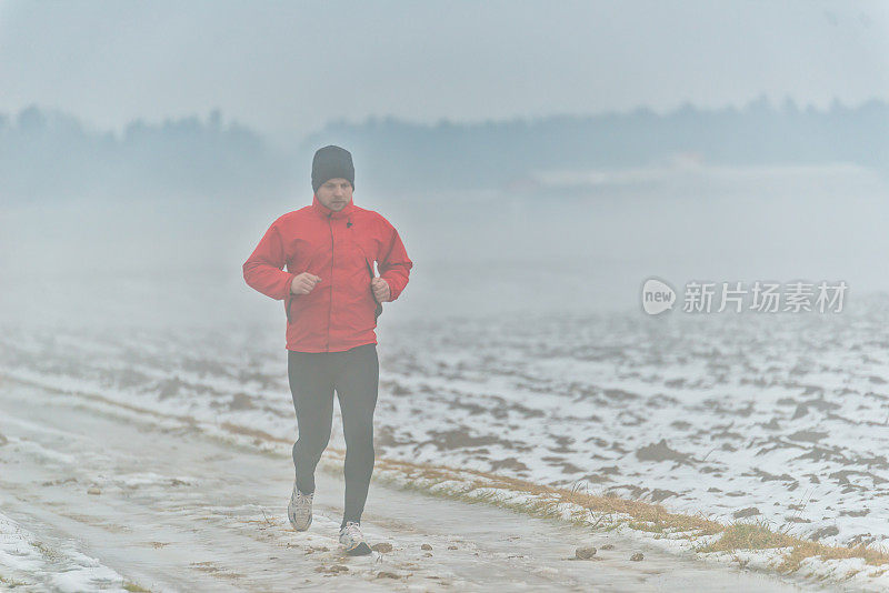 在雪地上奔跑