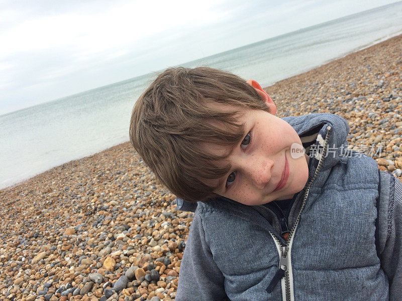 英格兰布莱顿海滩上的小男孩