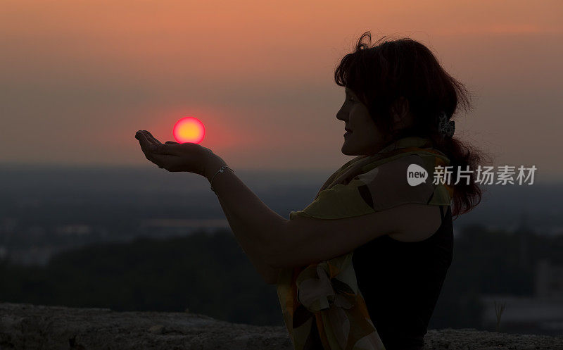 女人握着太阳