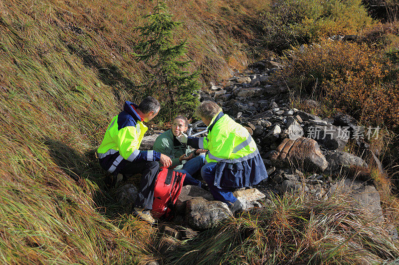 瑞士山区救援队帮助阿尔卑斯山受伤的女孩