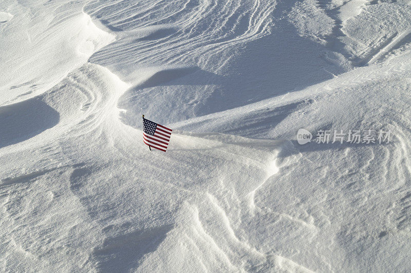雪景中的美国国旗