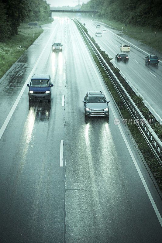 公路上大雨滂沱