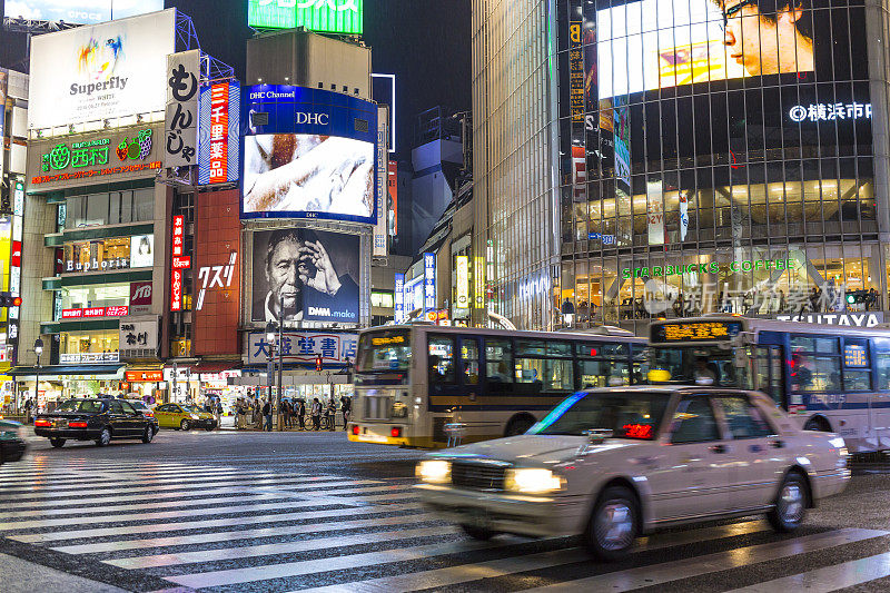 日本涩谷十字路口的交通过马路