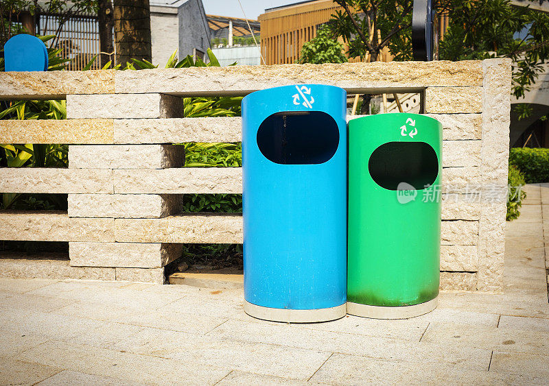 蓝色和绿色的垃圾桶
