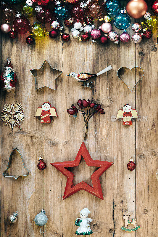 古老的传统圣诞装饰在木制的乡村背景上