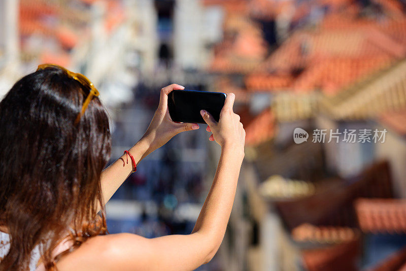 年轻的女游客杜布罗夫尼克，正在拍摄老城区的屋顶