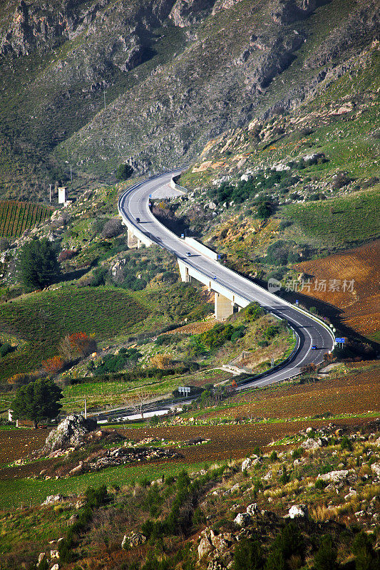 在山区高速公路