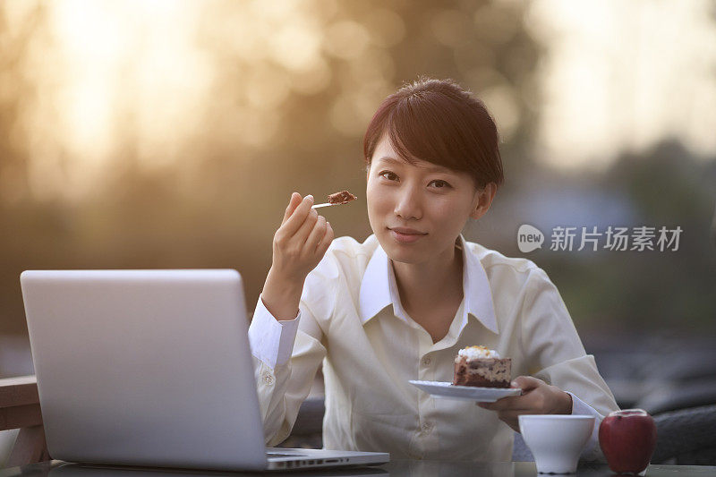 在咖啡店里放松的女商人