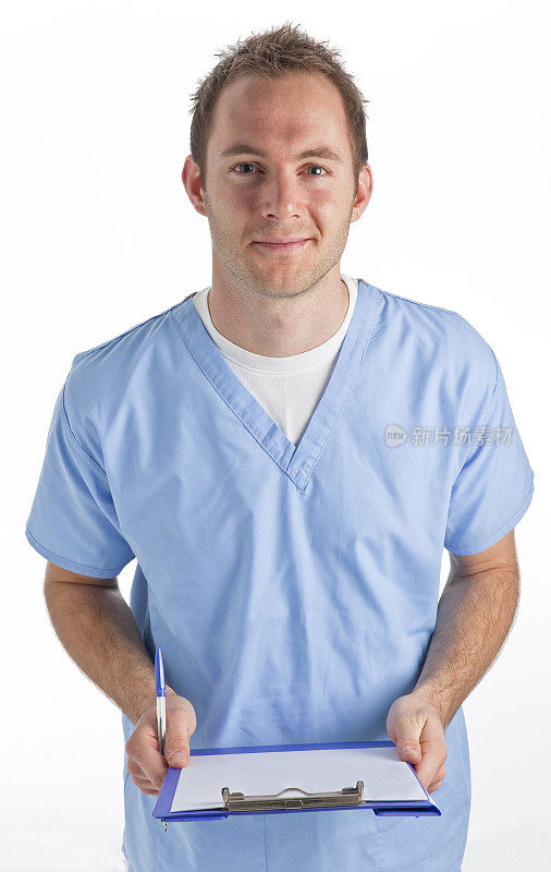 男性护士手持剪贴板在白色背景的特写