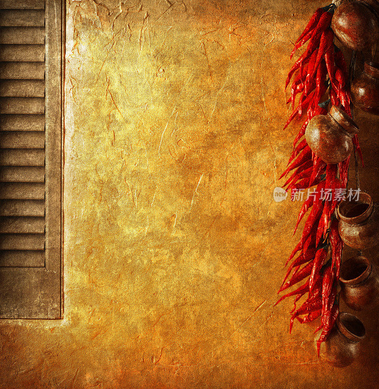 干红辣椒挂在古老的乡村墙壁上